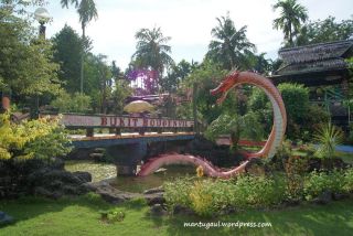 Naga di Taman Bunga Bougenville Singkawang