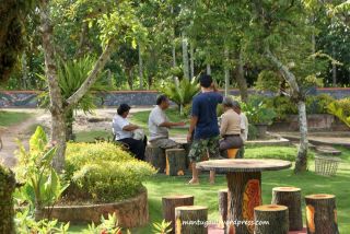 Warga pada santai di Taman Bunga Bougenville Singkawang