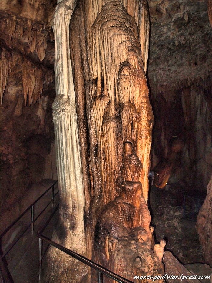 Ini adalah pilar terbentuk karena bertemunya stalakmit dan stalaktit