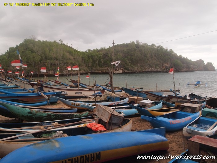 Pantai Watu Karung tempat Nelayan merapatkan perahu